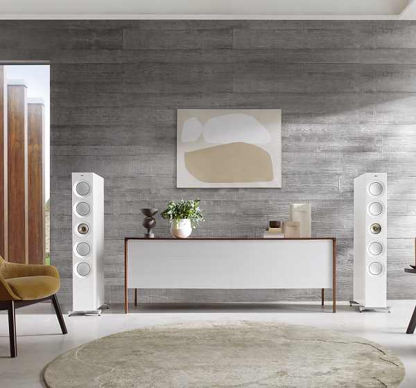 KEF_Reference_5_Meta_HighGlossWhiteChampagne_Lifestyle_Landscape