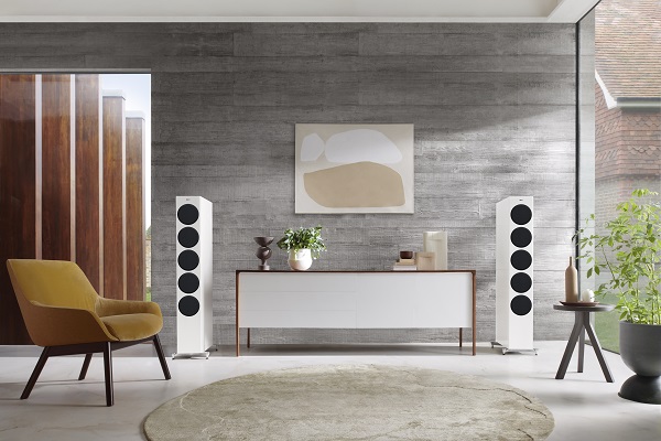 KEF_Reference_5_Meta_HighGlossWhiteChampagne_Lifestyle_Landscape_grille_on