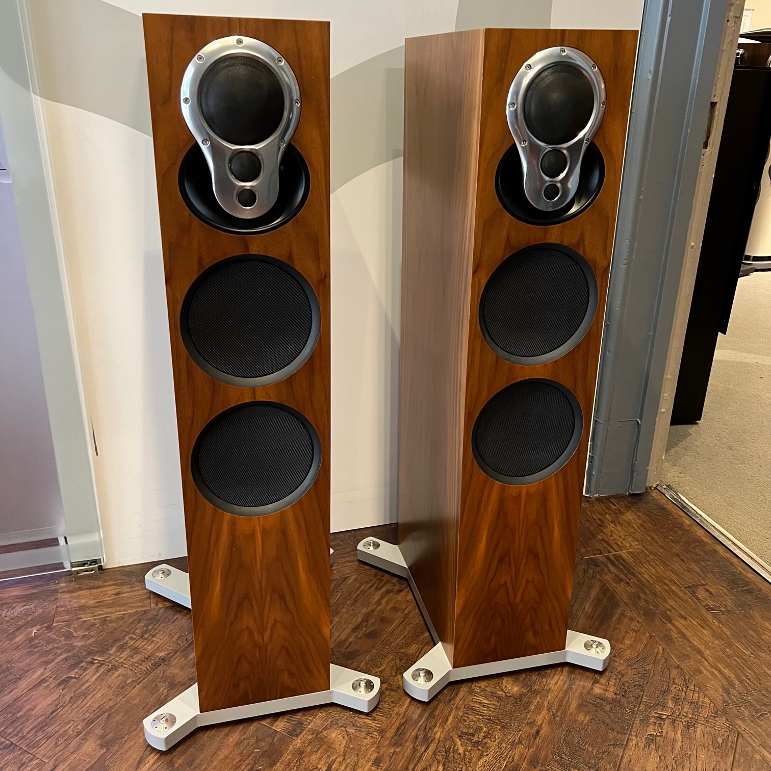 Linn sales akurate speakers