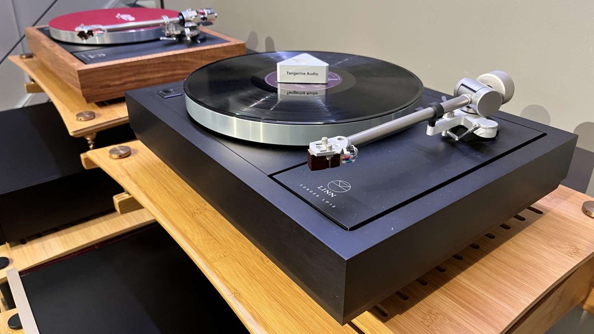 tangerine audio evenstar disc stabiliser triangle on linn sondek lp12 turntable, vinyl upgrades and accessories from loud and clear hifi, glasgow, scotland, uk