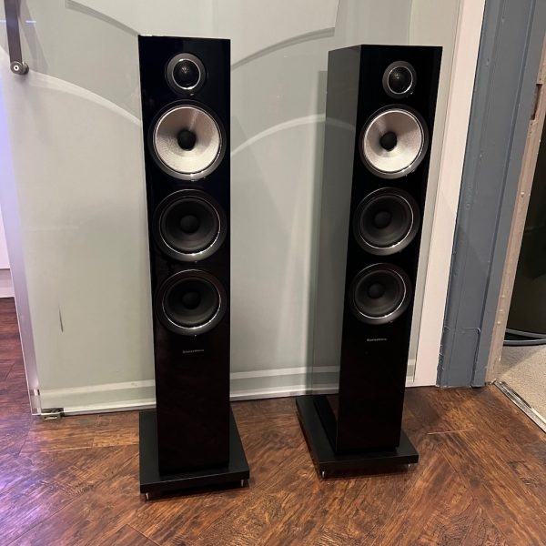Bowers & Wilkins 704 S2 Floorstanding Speaker Gloss Black Front View Pre-owned, Available from Loud & Clear Glasgow, Scotland, U.K.