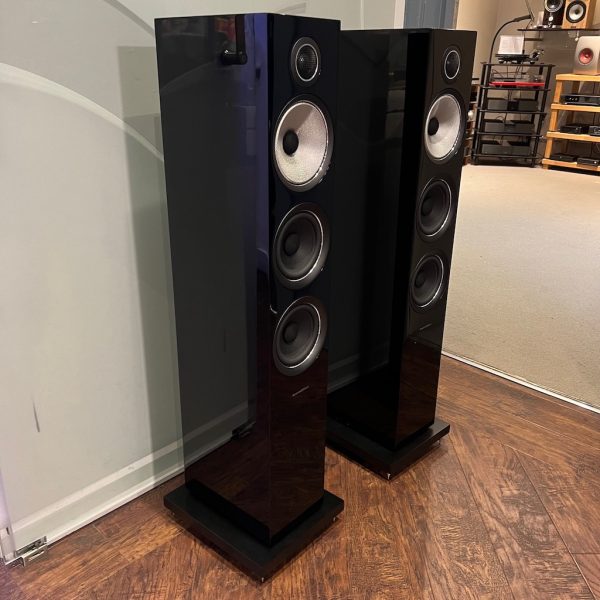 Bowers & Wilkins 704 S2 Floorstanding Speaker Gloss Black Side View Pre-owned Available from Loud & Clear Glasgow, Scotland, U.K.