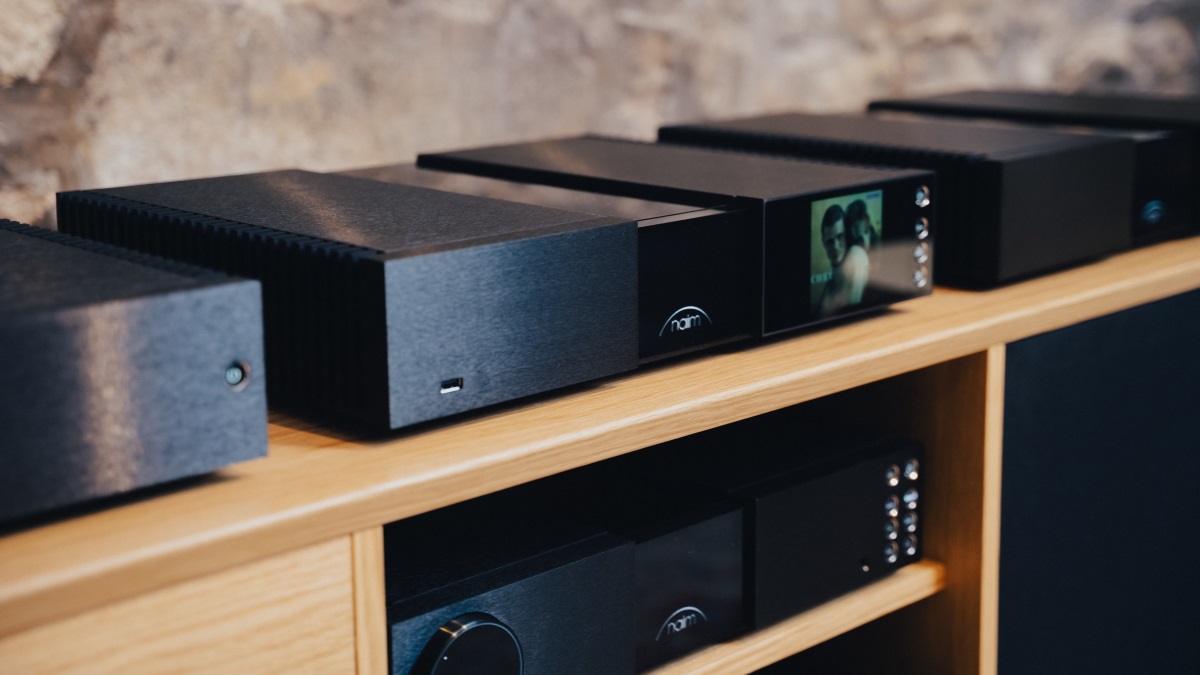 naim audio classic 300 series in loud and clear glasgow demonstration room on clic equipment rack. nac 332 preamplifier and nss 333 streamer with nap 350 mono power amplifier