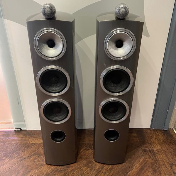 Bowers & Wilkins 804 D3 Mystic Floorstanding Speakers Front View Pre-owned. Available from Loud and Clear Glasgow, Scotland U.K.