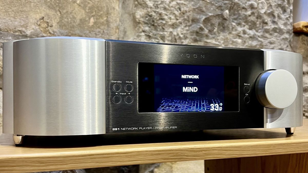 moon 891 streaming network player preamplifier front view in demonstration room on clic equipment rack high-end audio from loud and clear hi-fi, glasgow, scotland, uk