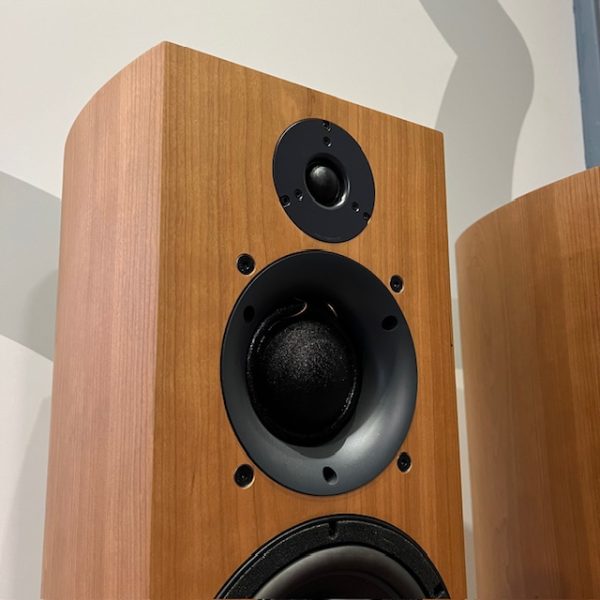 SCM40 (Gen 2) Florstanding Speakers in Cherry, Pre-Owned - Image 5