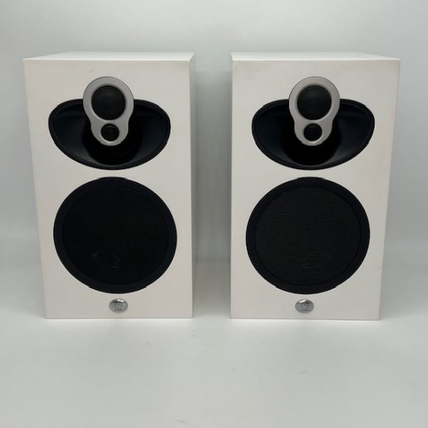 Linn Majik 109 Bookshelf Speakers in White Pre-Owned Front View, Available at Loud and Clear Glasgow, Scotland, U.K.