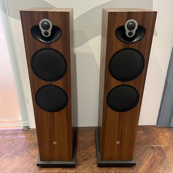 Linn Majik 140 Floorstanding Speakers in Walnut Ex-Demonstration Front View, Available at Loud and Clear Glasgow, Scotland, U.K.