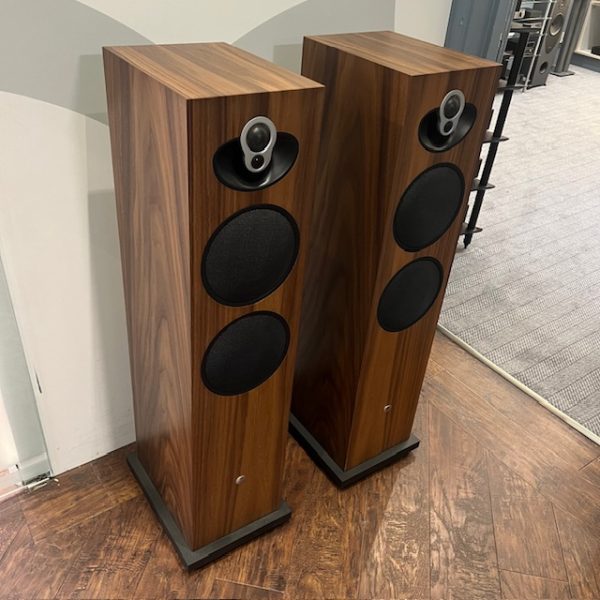 Linn Majik 140 Floorstanding Speakers in Walnut Ex-Demonstration Side View, Available at Loud and Clear Glasgow, Scotland, U.K.