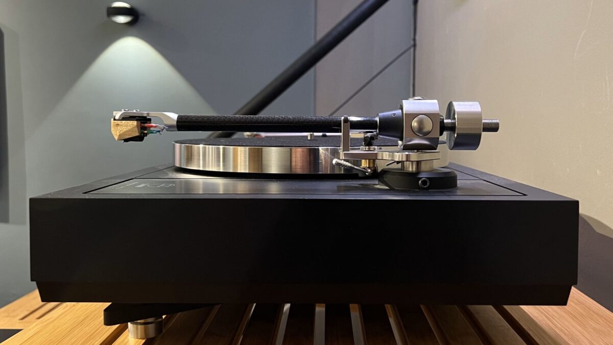 Audio Origami PU8 Tonearm with Analog Relax EX-500 cartridge on Tangerine Stiletto Linn LP12 turntable side view, high-end audio from loud & clear hi-fi, glasgow, scotland, uk