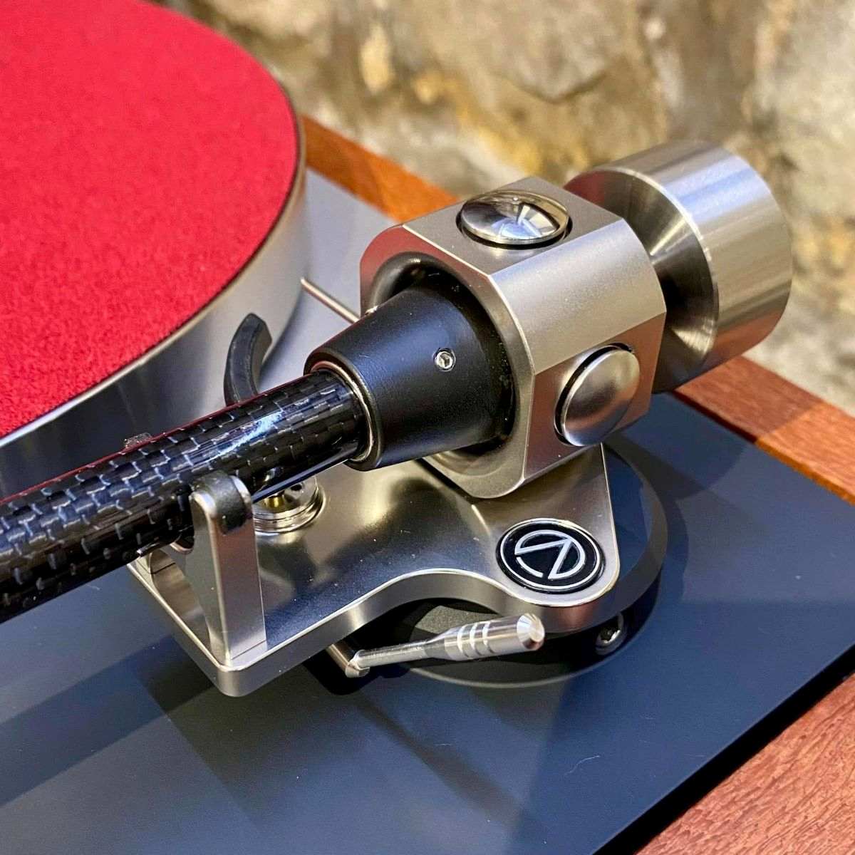 Audio Origami PU8 Tonearm close up of bearing housing on linn lp12 turntable, with red collaro mat, high-end vinyl replay from loud and clear glasgow, scotland, uk