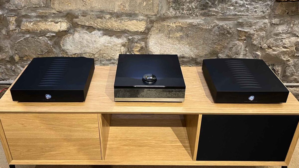 linn klimax 500 solo mono power amplifiers with klimax DSM streaming preamp on oak clic equipment rack high-end audio from loud and clear hi-fi glasgow Scotland uk