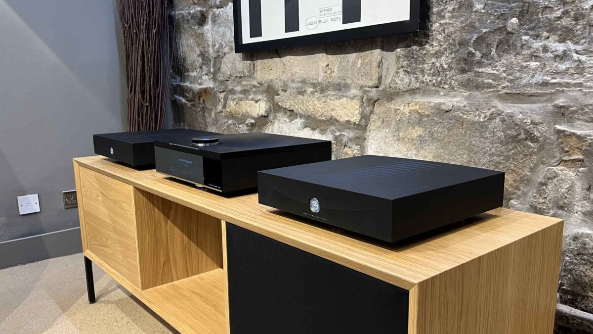 linn klimax 500 solo mono power amplifiers with klimax DSM streaming preamp on oak clic equipment rack high-end audio from loud and clear hi-fi glasgow Scotland uk