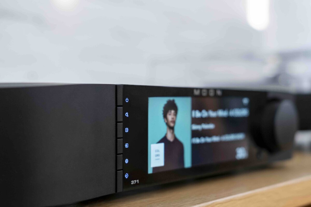 MOON 371 Network streaming amplifier in black