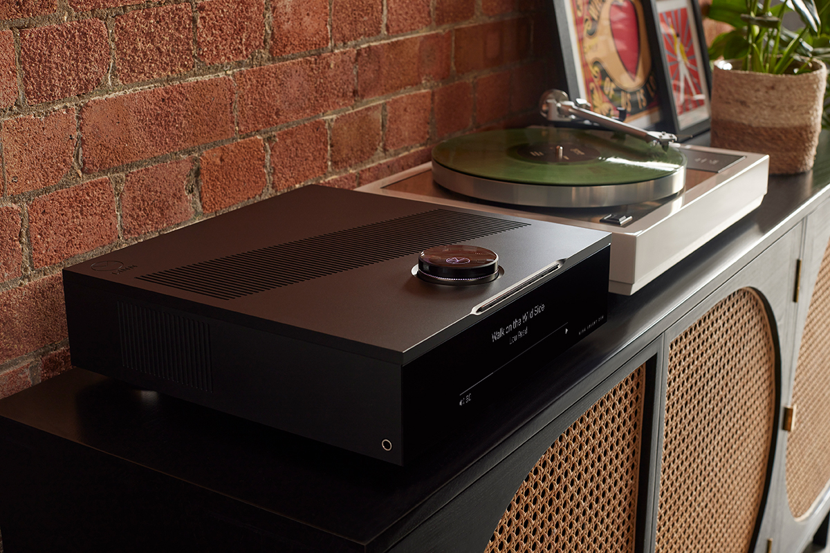 Linn Selekt DSM digital streaming amplifier with sondek lp12 turntable on sideboard, hi-fi and audio electronics from loud and clear glasgow, scotland, uk